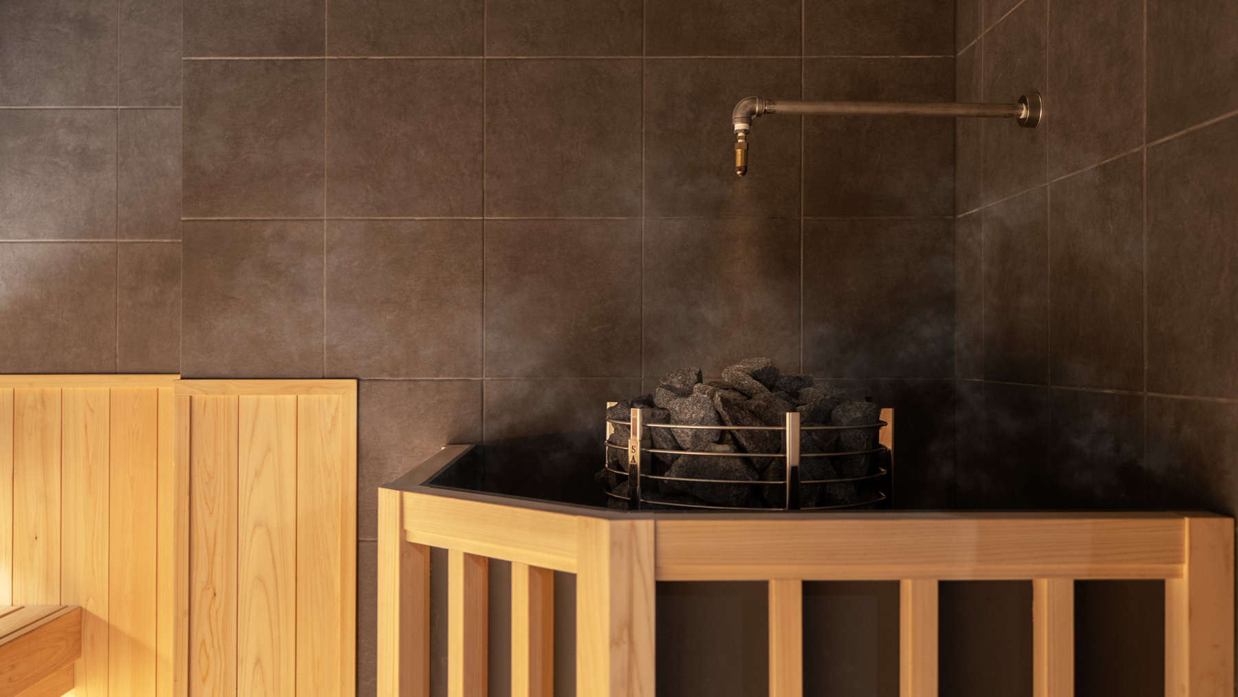 【男性大浴場】ロウリュ後は自動送風でサウナ室全体を暖めます
