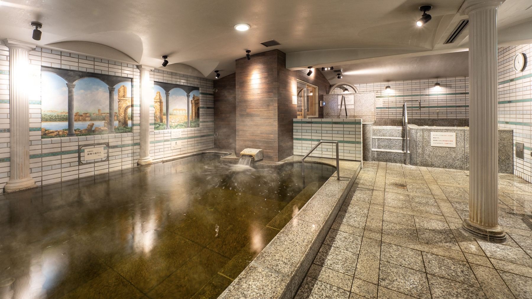 【男性大浴場】ホテルの地下1000mで湧いている天然温泉を大浴場でお楽しみください