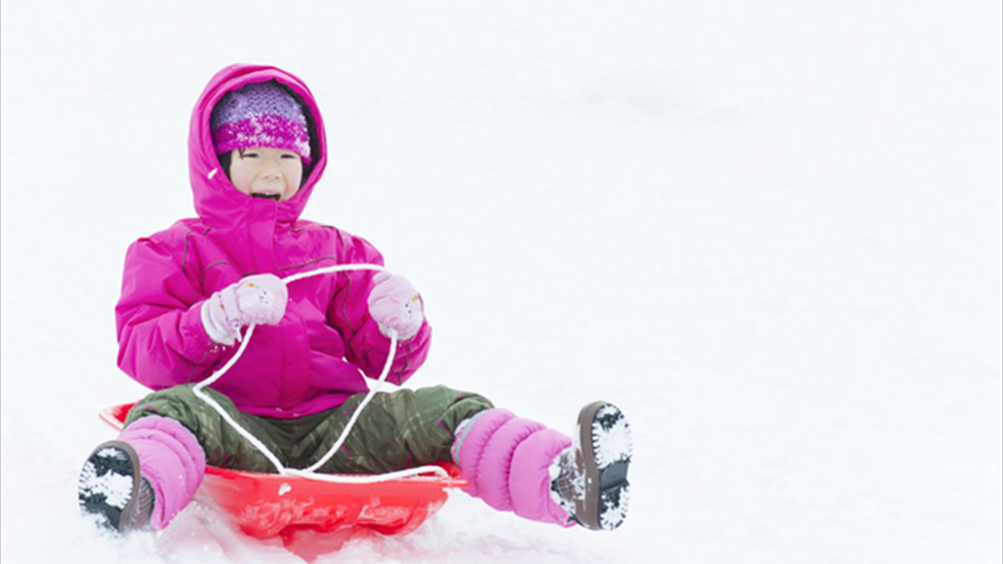 【雪の日のそり遊び】