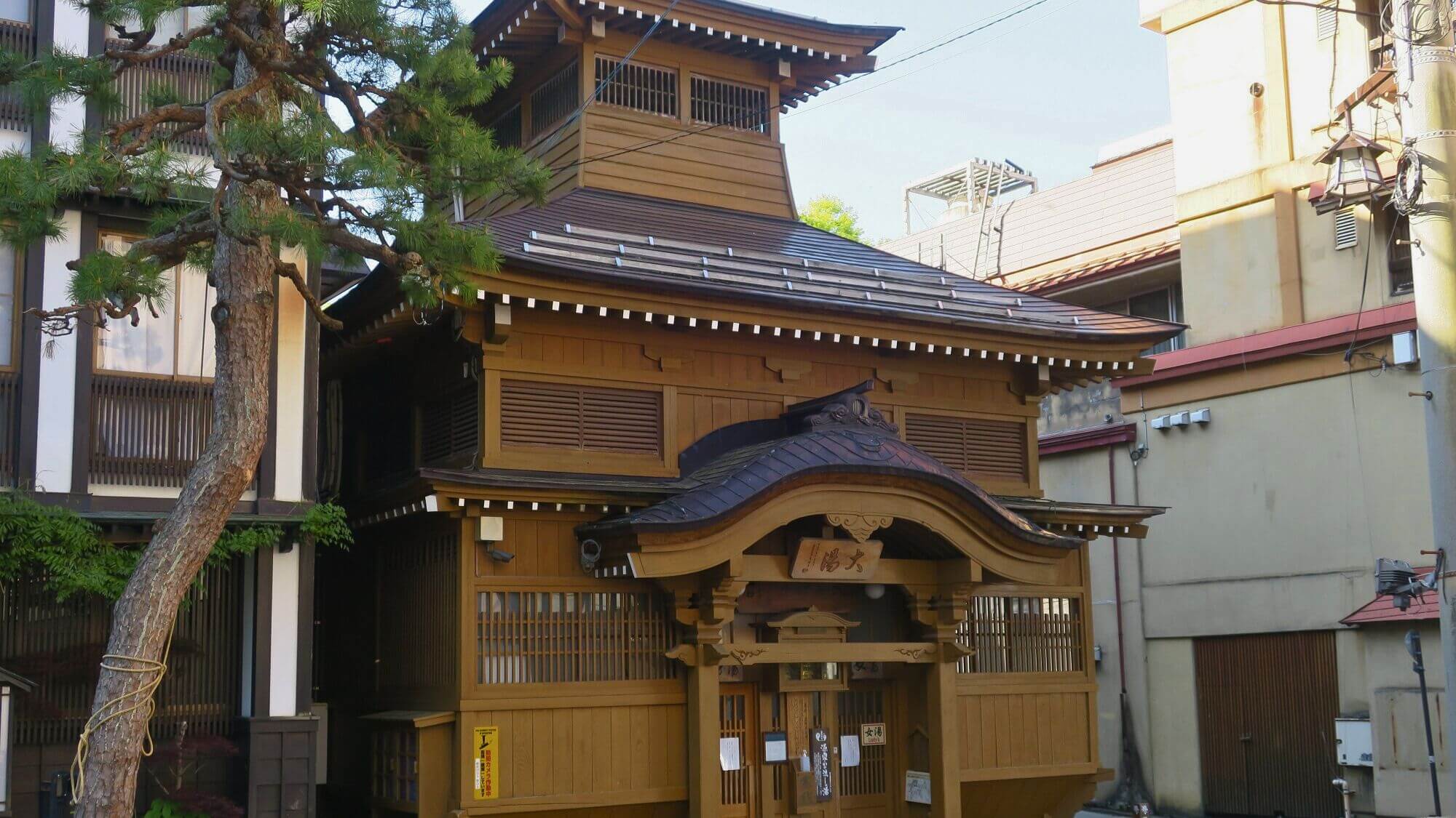 【大湯】当宿より徒歩1分。温泉街の中心にある、野沢温泉のシンボル的存在です。