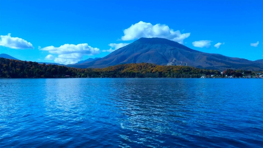 ナウマンゾウの化石が出土したことで有名な野尻湖。遊覧船やワカサギ釣りなどさまざまな活動を楽しめます！