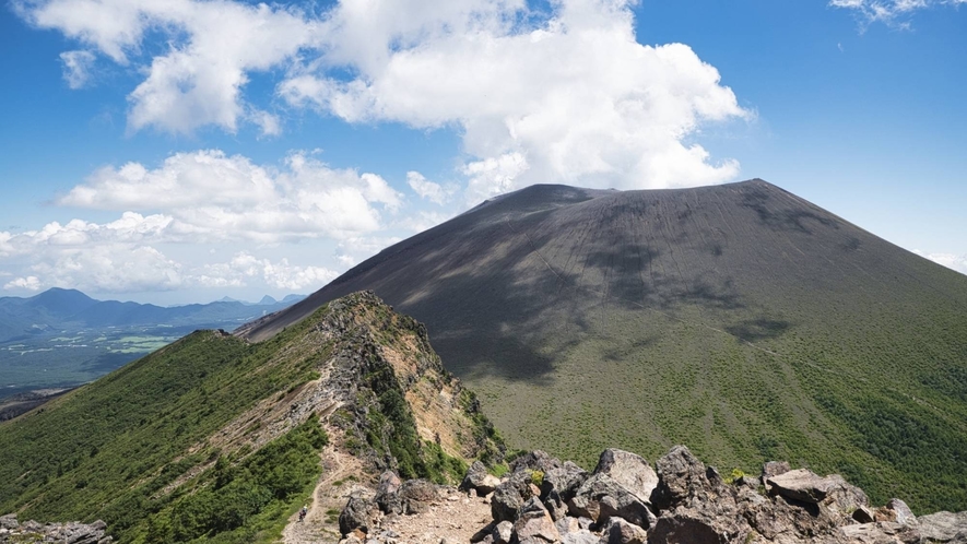 浅間山。多様な高山植物を見ることができることもあり、一年を通して多くの登山者が訪れます。