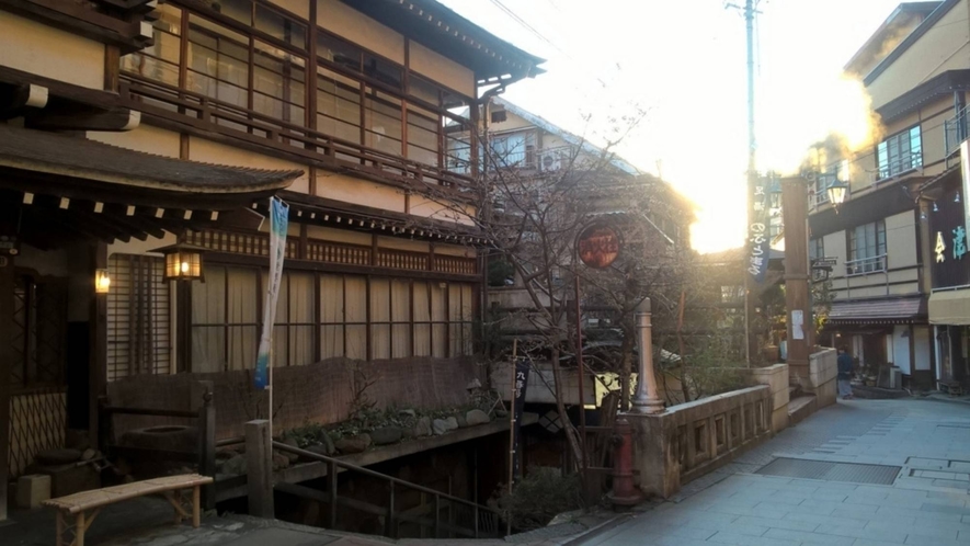 宿場街としての長い歴史を持つ渋温泉。複雑な木造建築が残る独特の景観が、人々を時間旅行にいざないます。