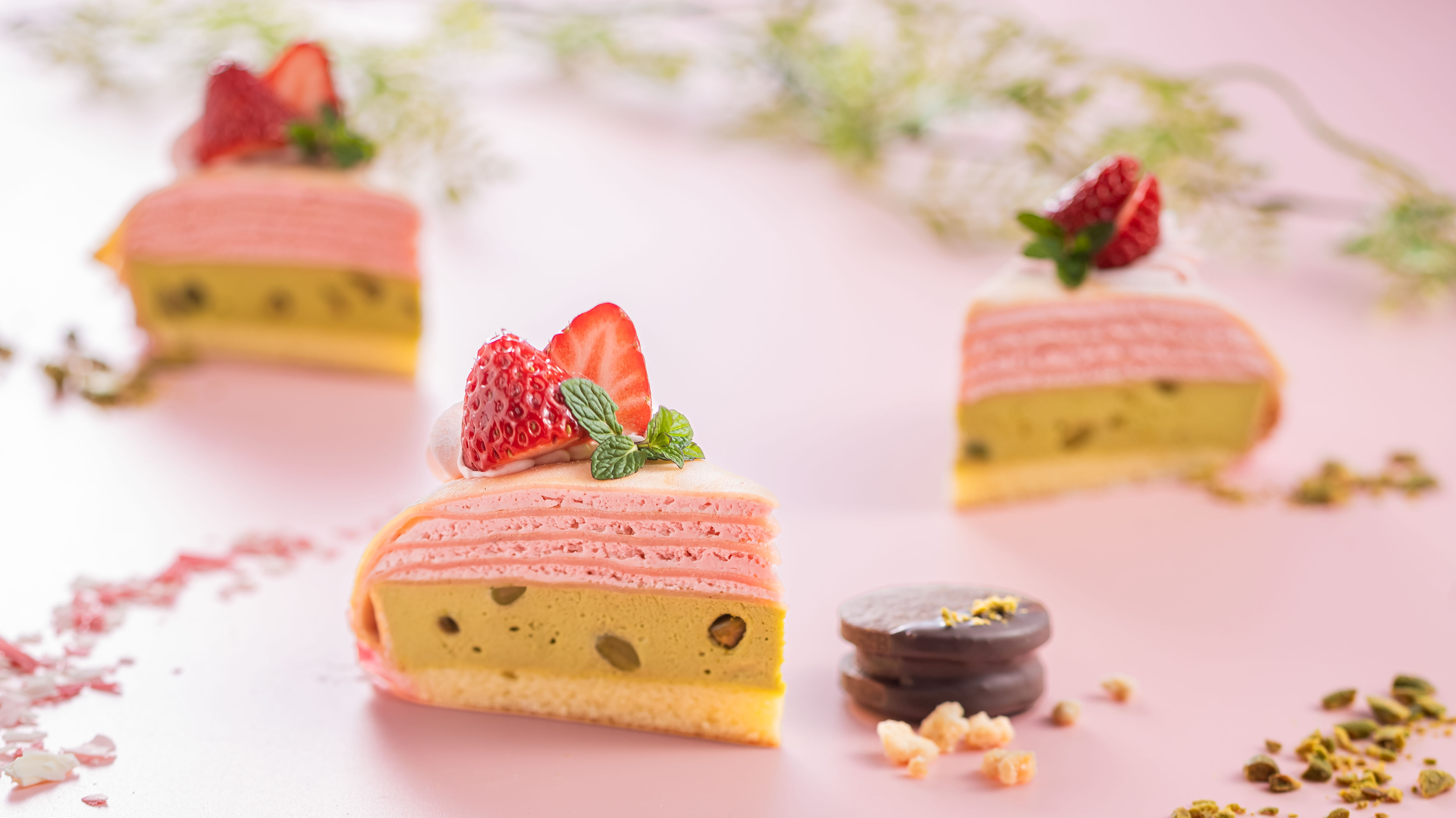 【ティーラウンジ】苺とピスタチオのミルクレープ