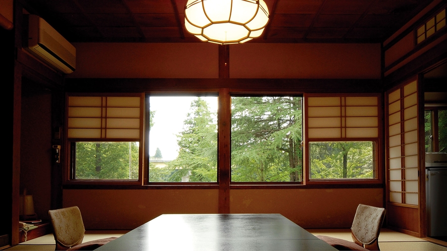 【緑風館（お部屋一例）】昔ながらの情緒と野庭園を望む。 