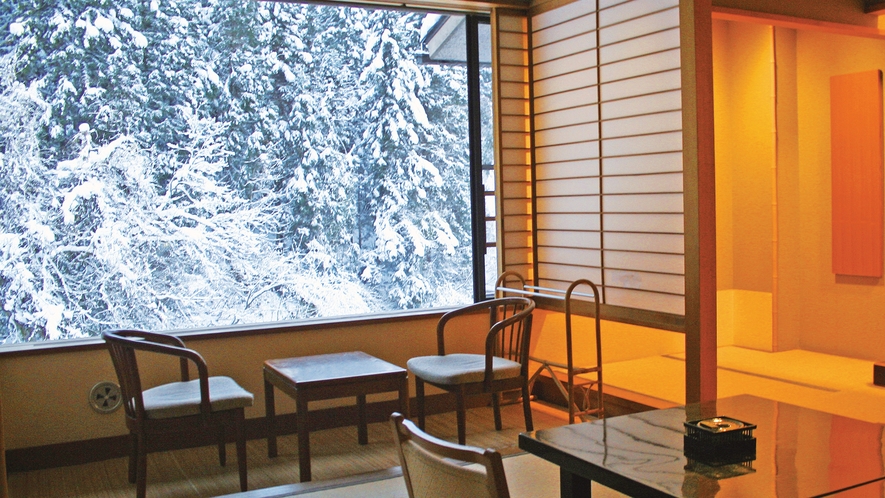 【冬の渓流館・客室一例】自然に囲まれた当館ならではの客室から望む雪景色。