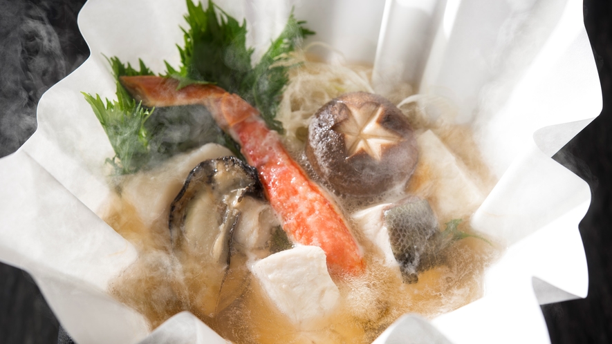 日本料理「雲海」冬に定番！体の芯から温まる海鮮紙鍋