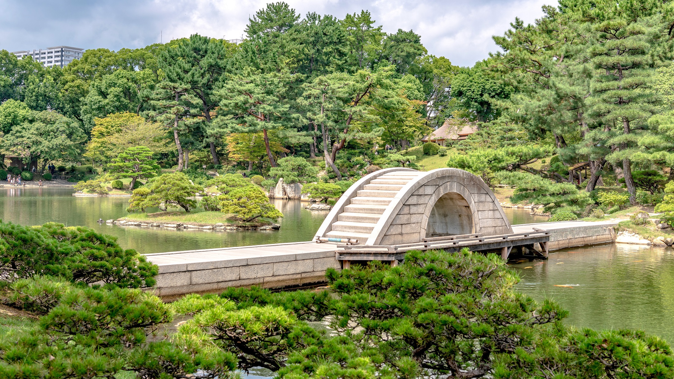 広島藩初代藩主 浅野長晟（ながあきら）が別邸の庭園として築成した大名庭園「縮景園」。