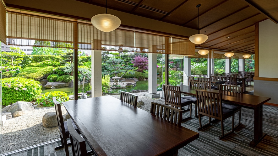 5階 日本料理「雲海」縮景園を模した庭を眺めながら、寛ぎのひとときをお過ごしください。