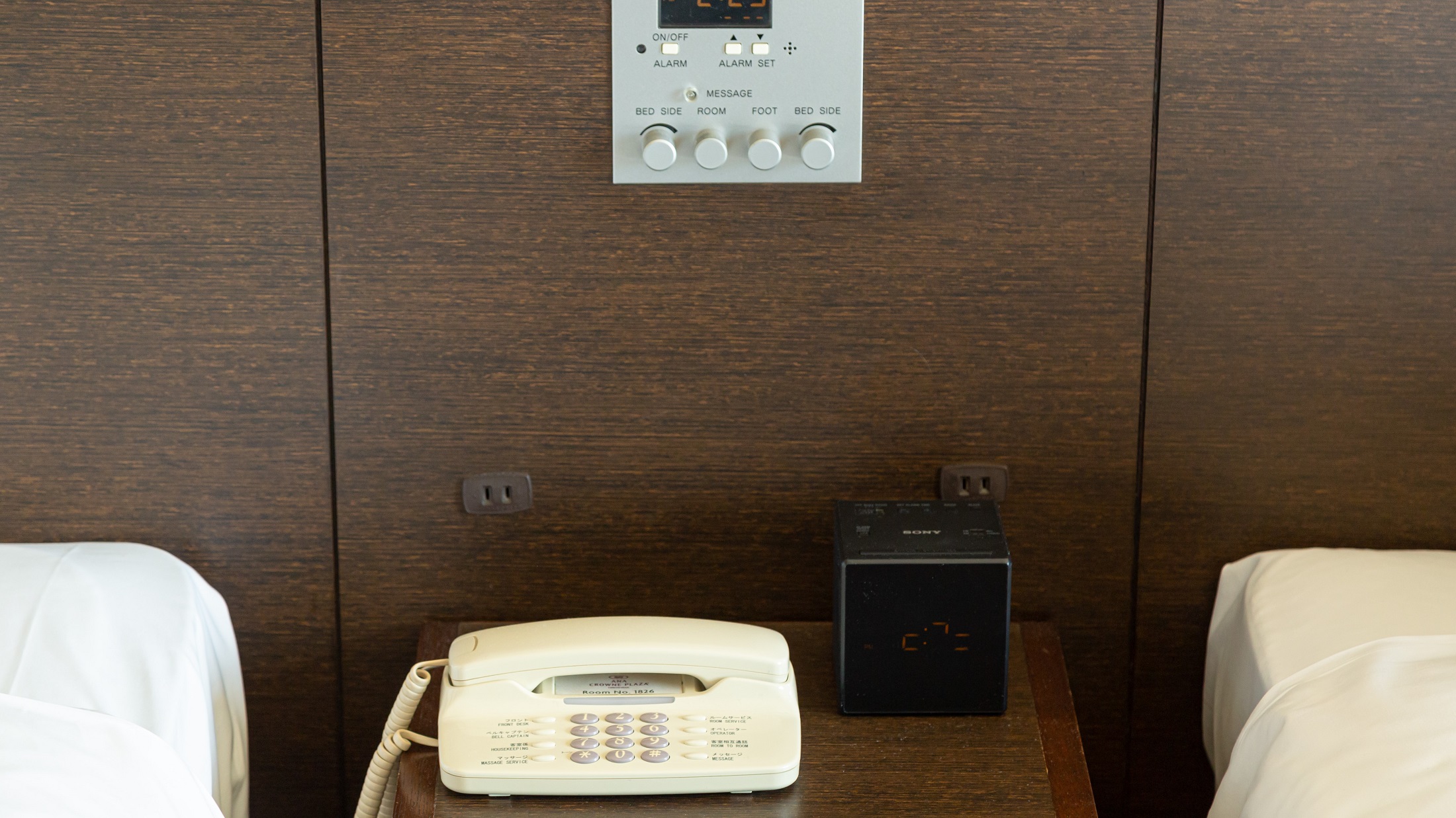 全客室に簡単操作のボタン式の電話、ラジオや目覚まし機能付きデジタル時計を設置しております。