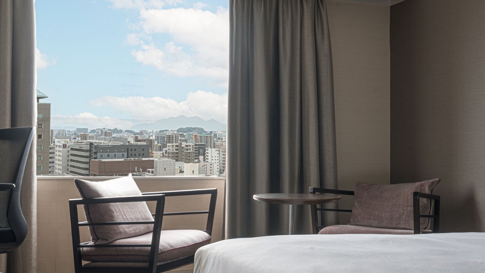 平和大通り沿いの南側のお部屋からは広島の街並みや美しい瀬戸内海の島々をご覧いただけます。