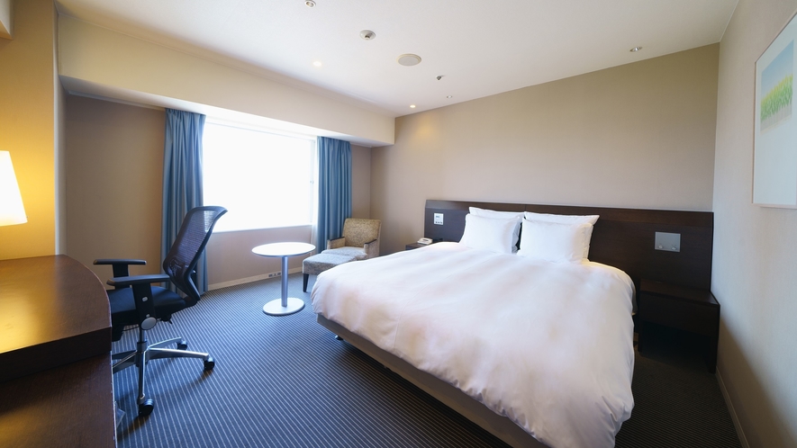 ミドルフロア ダブルルーム。キングサイズのベッドは、おひとり様でのご使用にも人気の高いお部屋。