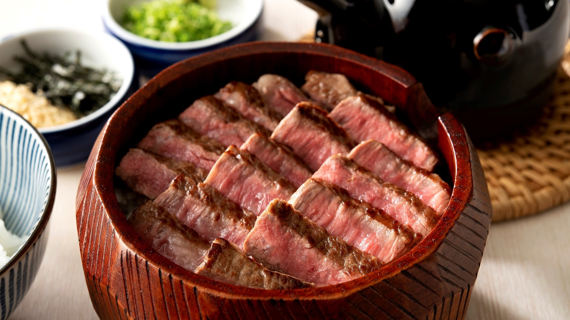 日本料理「雲海」では、旬の食材を使った季節の御膳をご用意しております。