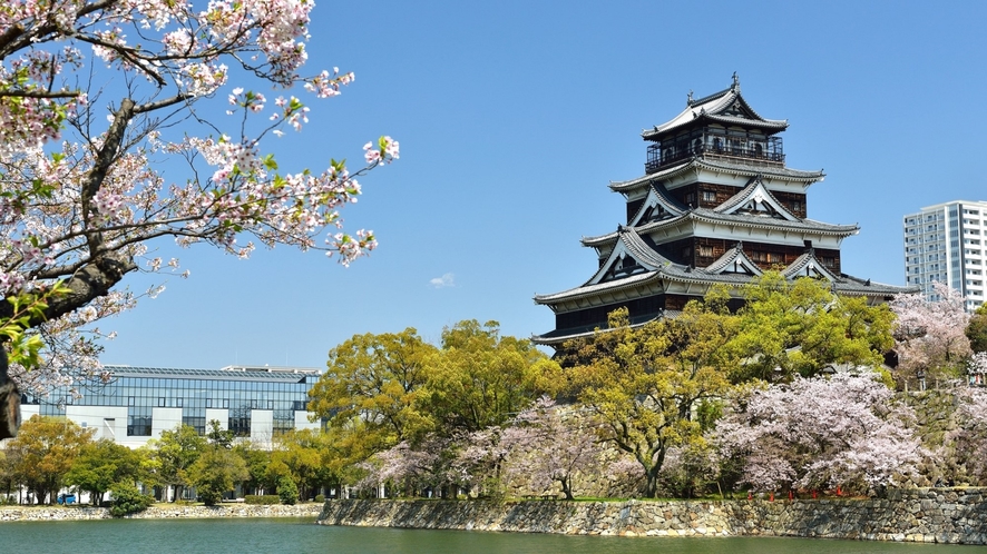 太田川河口の三角州に、毛利輝元が築いた典型的な平城「広島城」。
