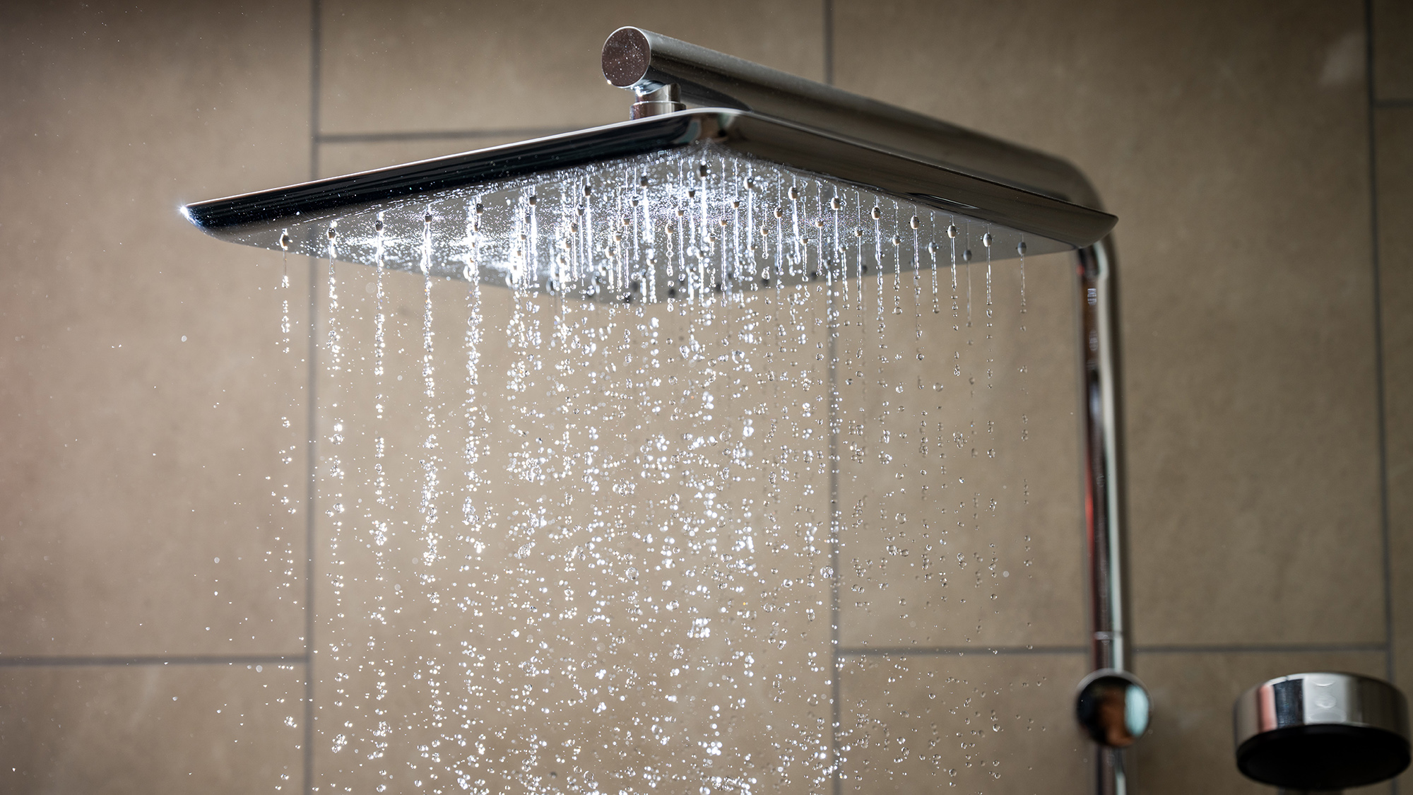 【バスルーム】海外風シャワーヘッドの洗練されたデザイン空間