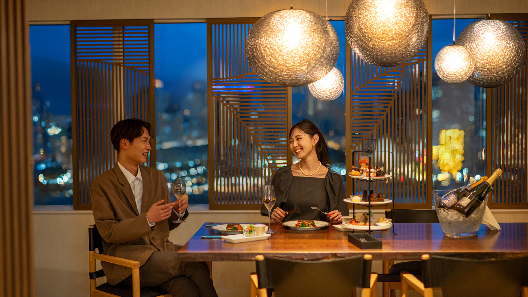 【Grand suite】高層階から眺める夜景が、今日という日を特別に変える。