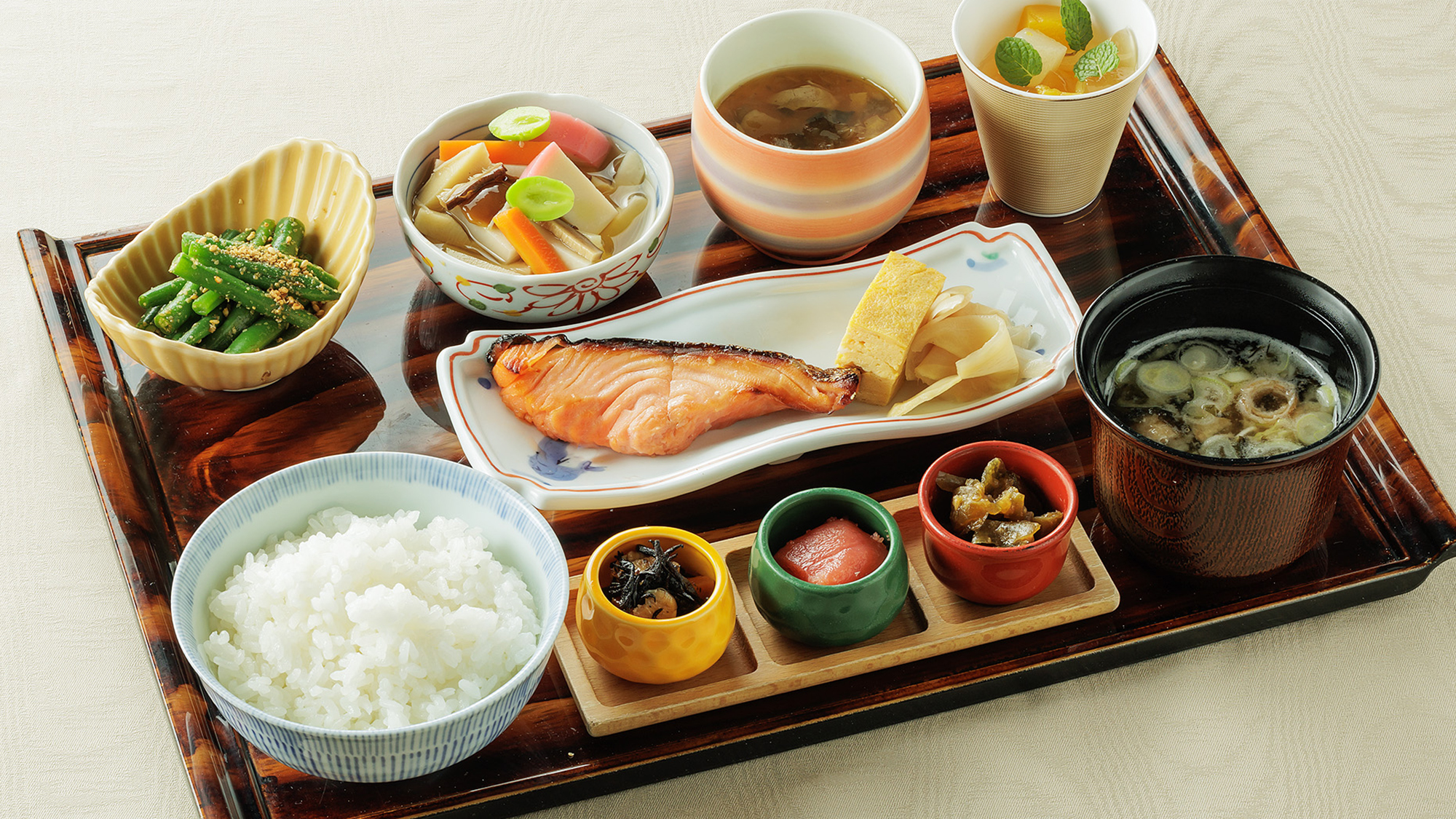 【和朝食】旬の焼魚や郷土料理"のっぺ"等、新潟のお米によく合う料理の数々に思わず「なまらうんめぇ♪」