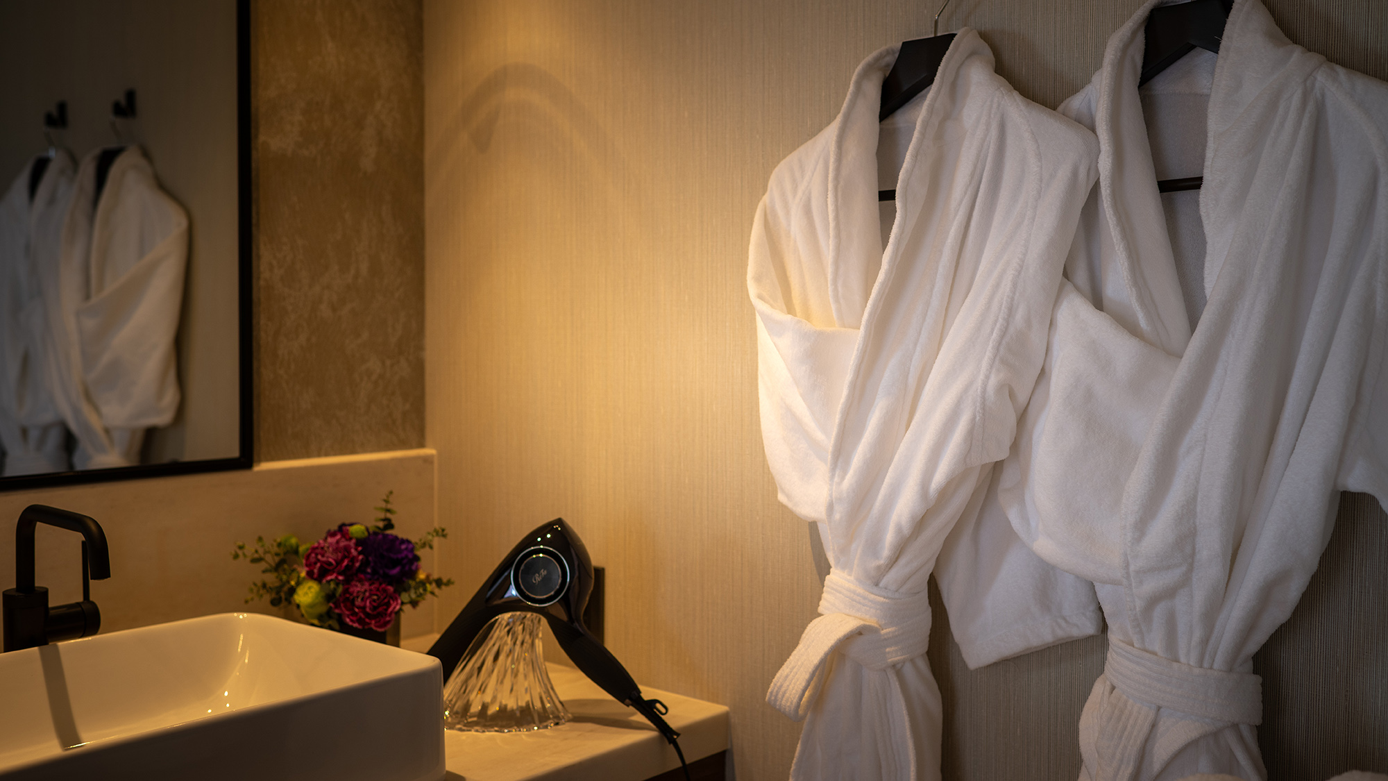 【バスルーム】広々とした洗面台では朝もゆったり身支度が可能