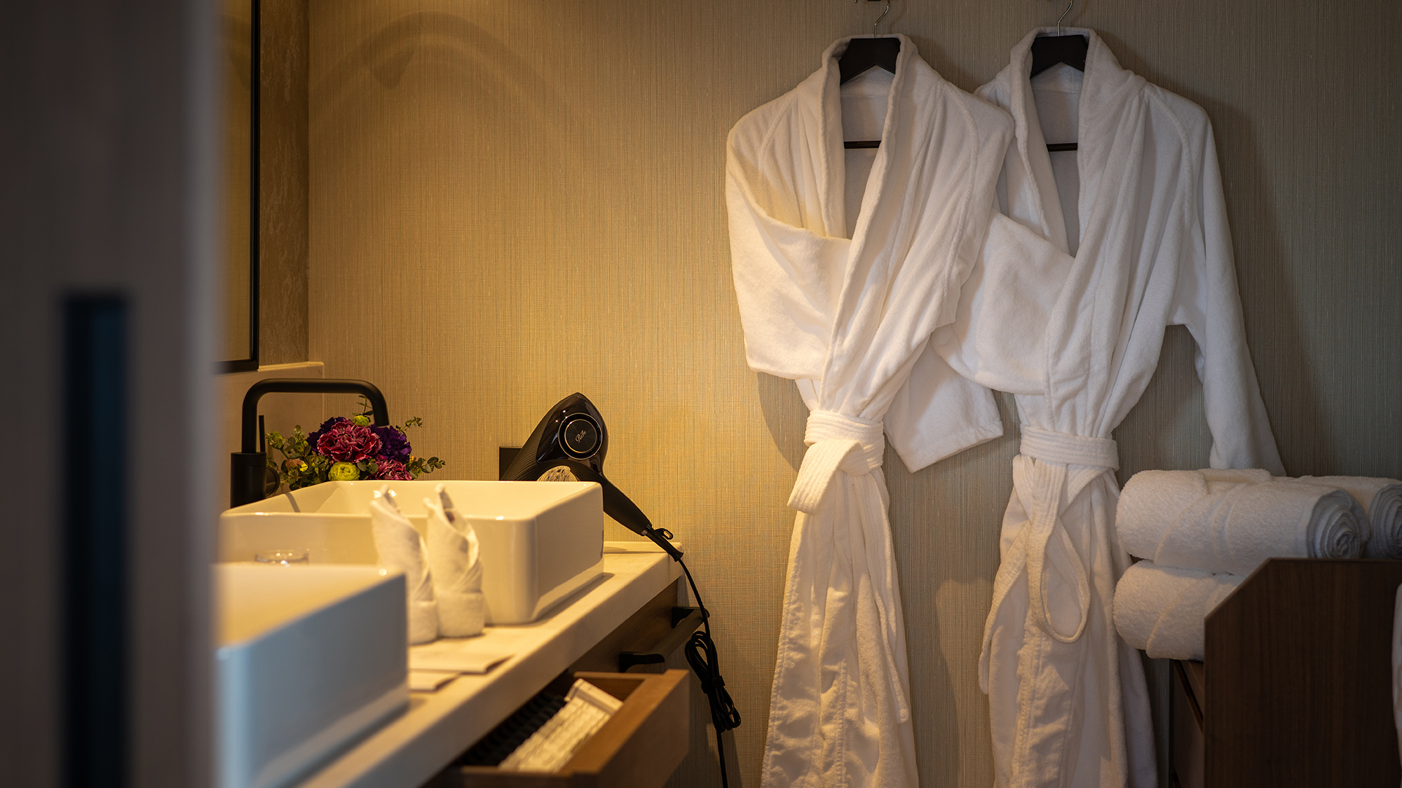 【バスルーム】広々とした洗面台では朝もゆったり身支度が可能