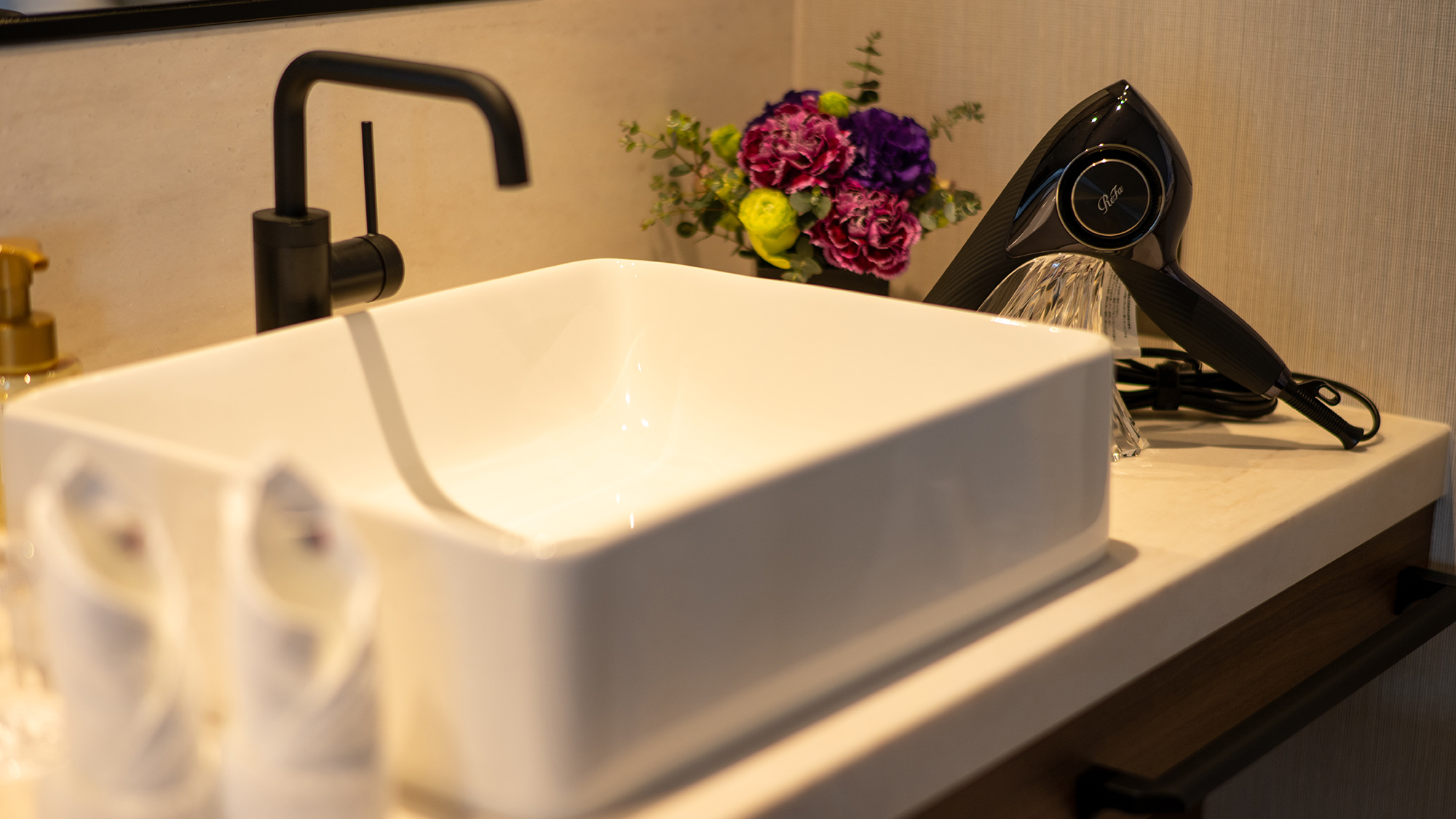 【バスルーム】広々とした洗面台では朝もゆったり身支度が可能