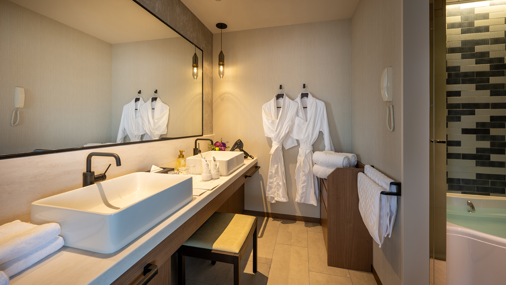 【バスルーム】広々とした洗面台では朝もゆったり身支度が可能