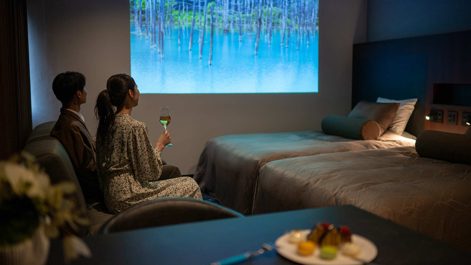 【ポップインアラジン搭載】映像も音楽も、まるで映画館ベッドから楽しむ、新しいホテルの過ごし方