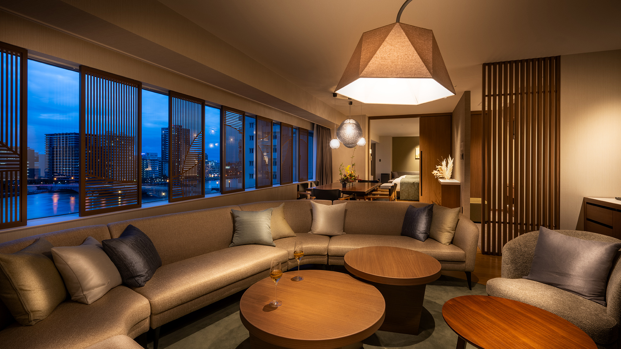 【Grand suite】夜景に包まれる、誰にも邪魔されないプライベート空間。