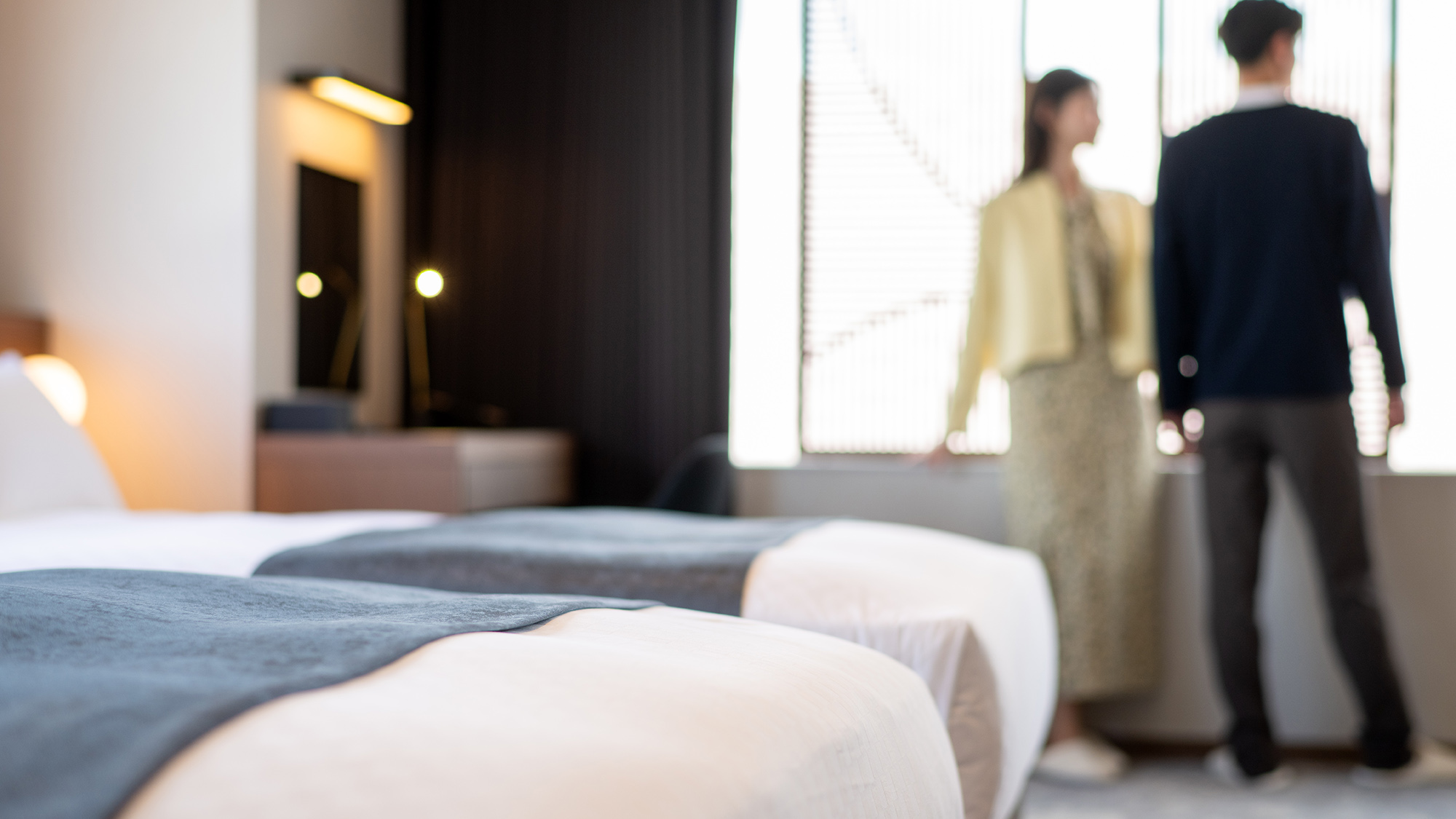 【Suite room】大きな窓に広がる絶景、二人の時間を優雅に演出