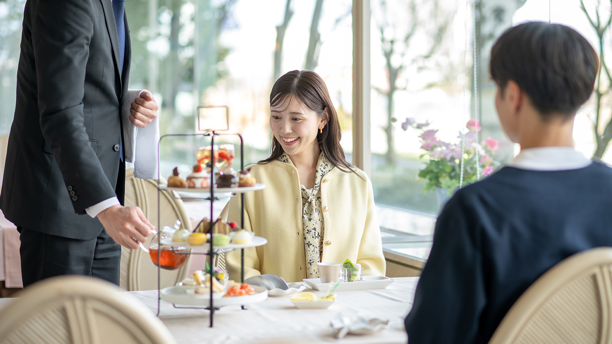 【Afternoon tea】レストランでホテルならではの優雅なティータイムを