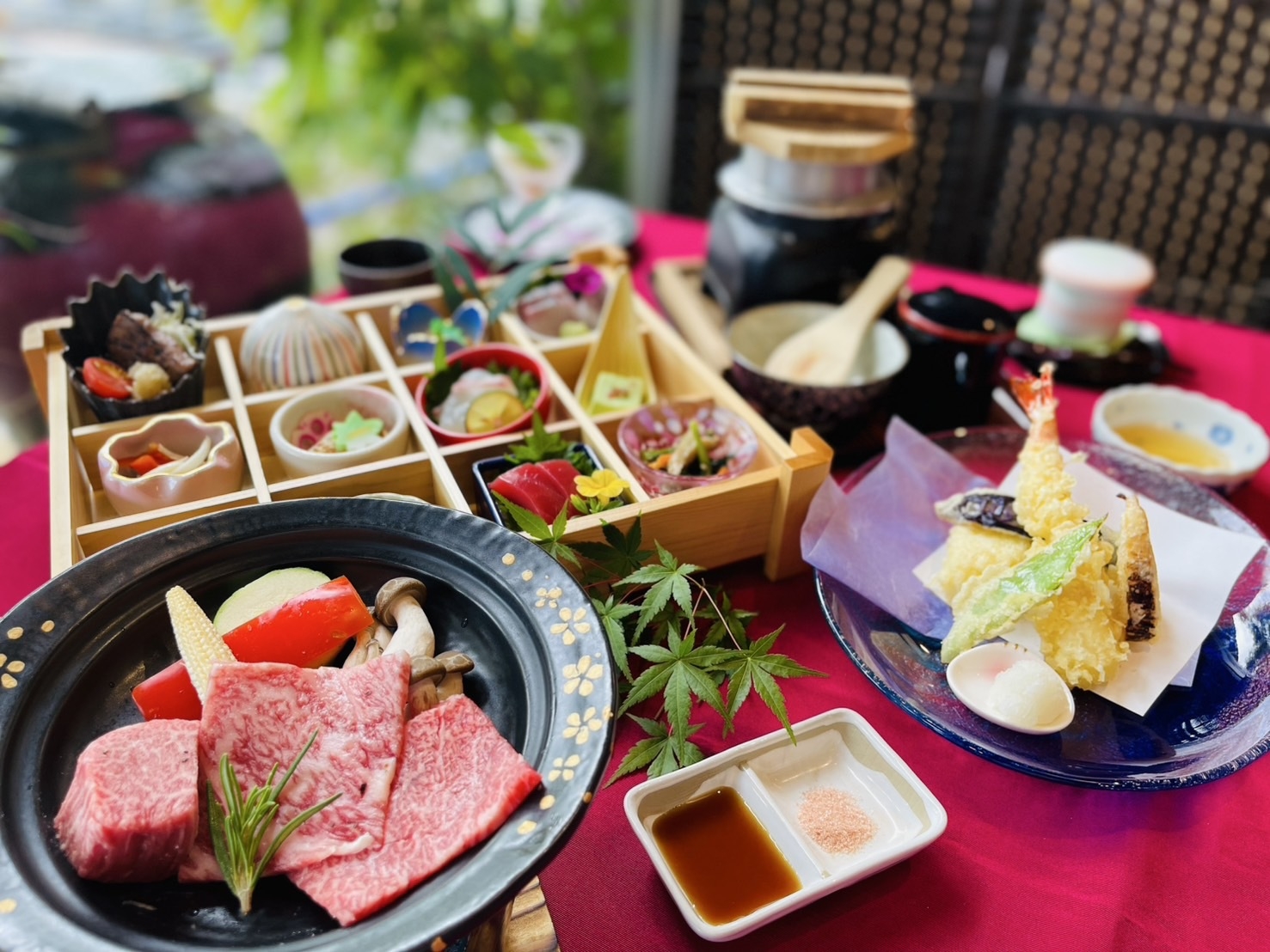 【二食付】黒毛和牛陶板焼き・四季彩12升会席と宮崎きなこ豚鍋付き和朝食★アウト10：00