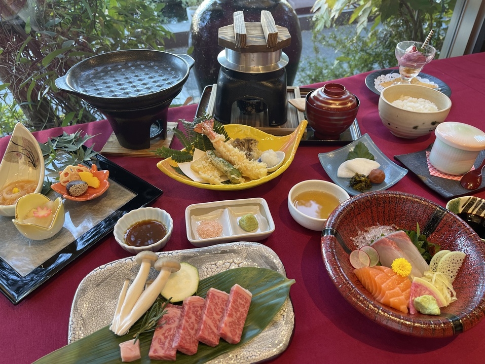 NEW！1泊2食付きA5ブランドまつなが牛ステーキ会席と宮崎きなこ豚鍋付和朝食★アウト10：00
