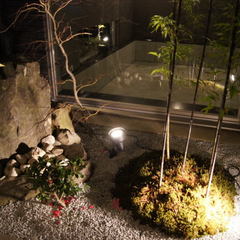 露天風呂より日本庭園を眺める