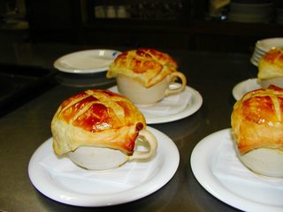 オニオンスープのパイ包み焼き