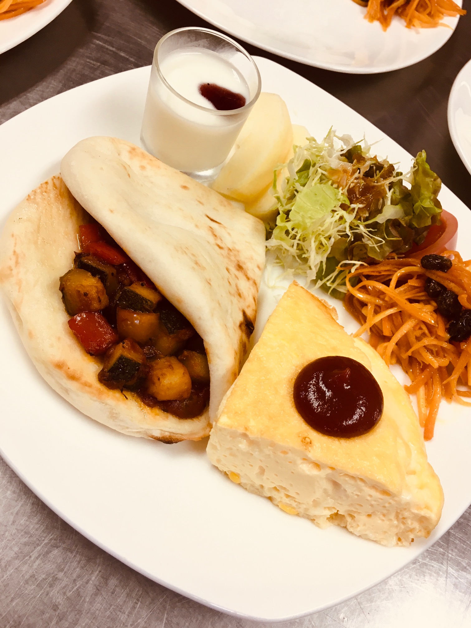 ふわふわオムレツの朝食
