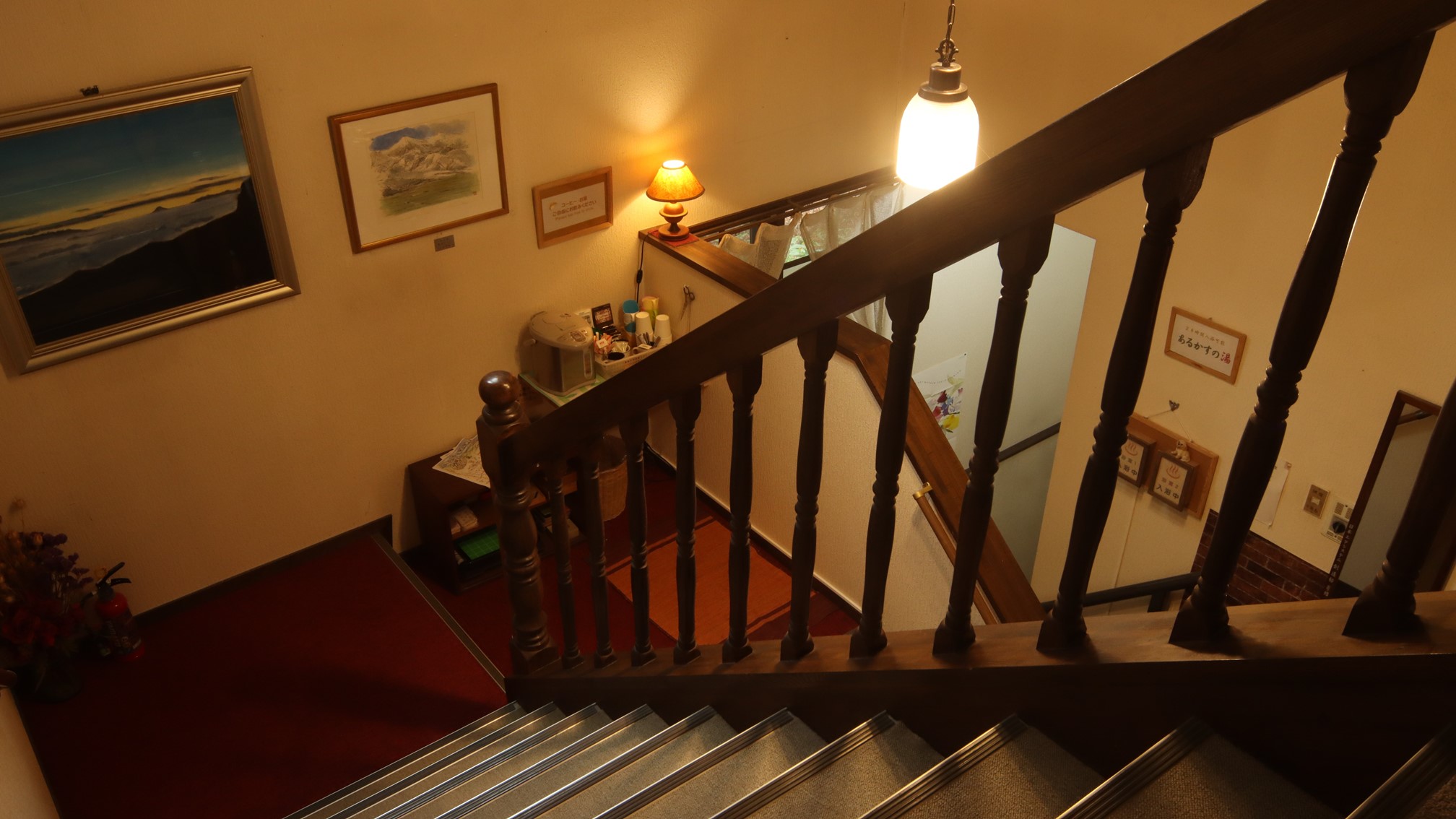 □【館内の様子】客室までの階段の様子