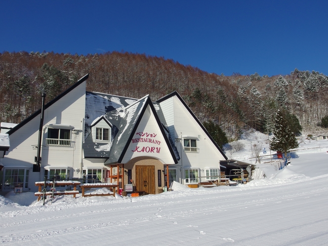 ・目の前が「木曽福島スキー場」。板を履いて滑って降りたらリフト乗り場です。