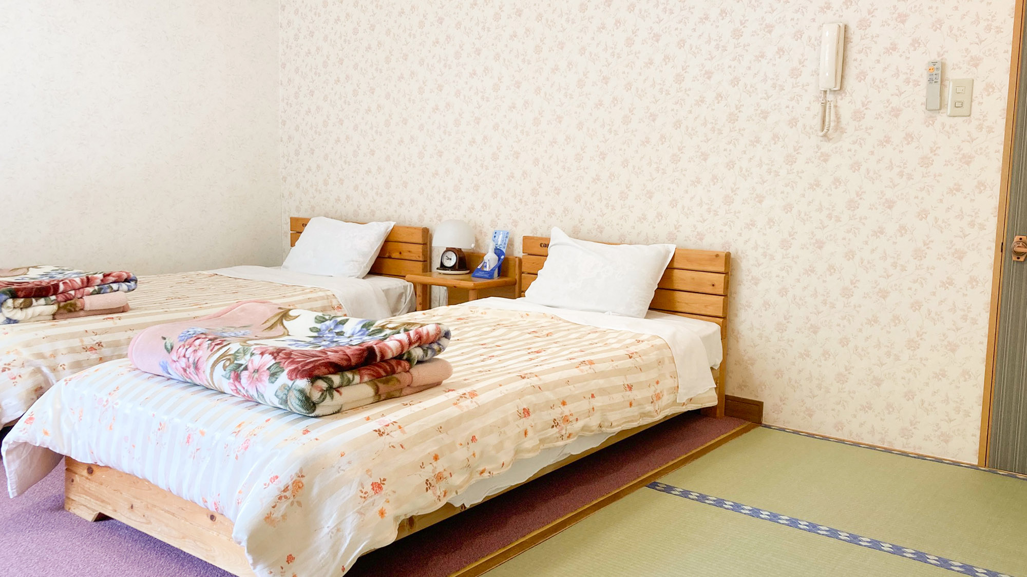 ・【和洋室】ベッド2台と畳のお部屋。10畳のゆとりのある空間です