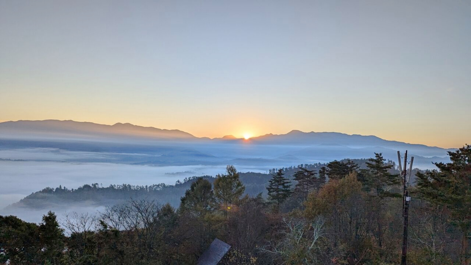 ＊周辺観光／長峰山ご来光（一例）早朝に山頂の展望台から、北アルプスの朝焼けを見ることができます。