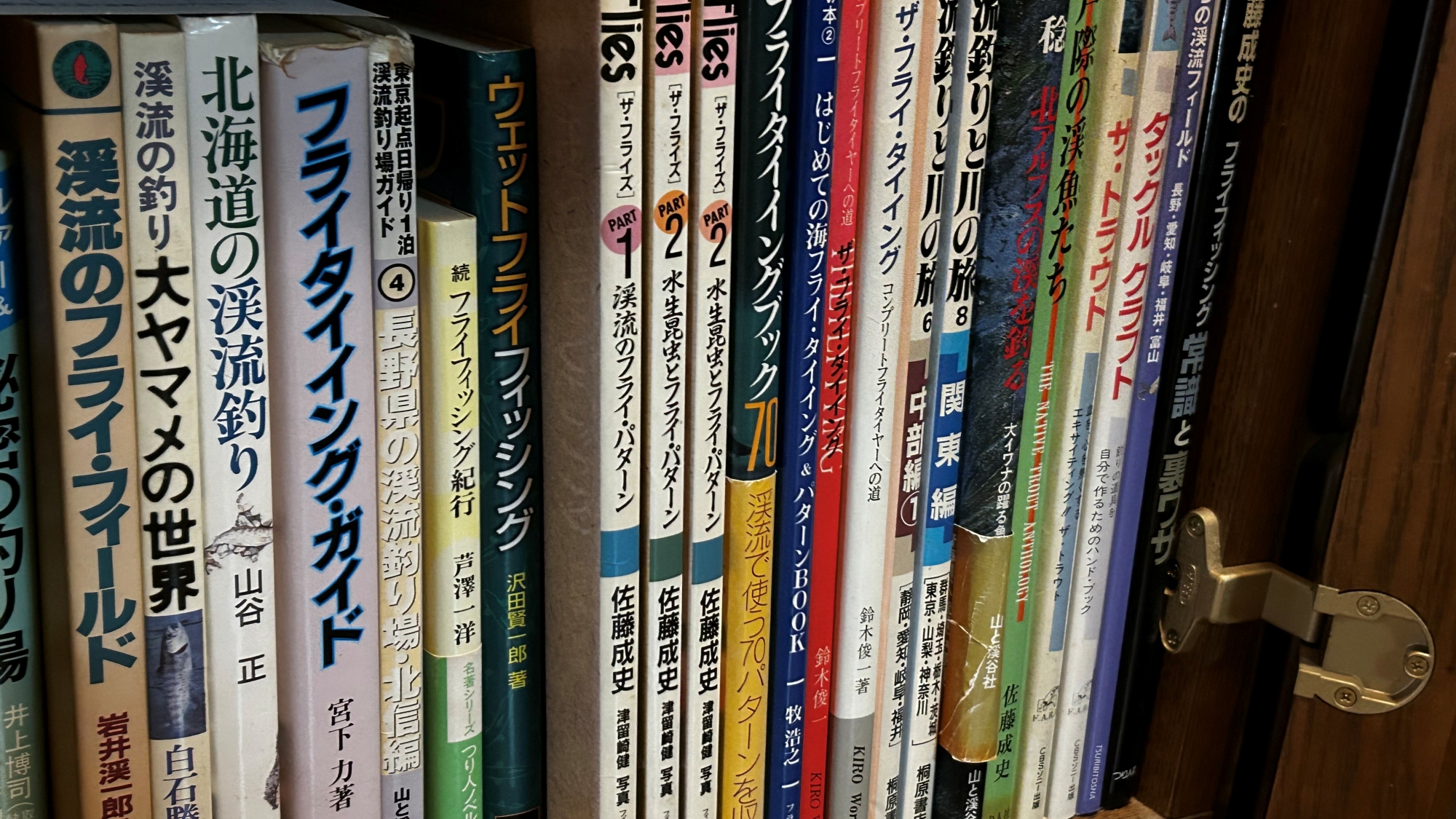 ＊本棚（一例）オーナーの趣味であるフライフィッシング関連の書籍は自由に閲覧可能です
