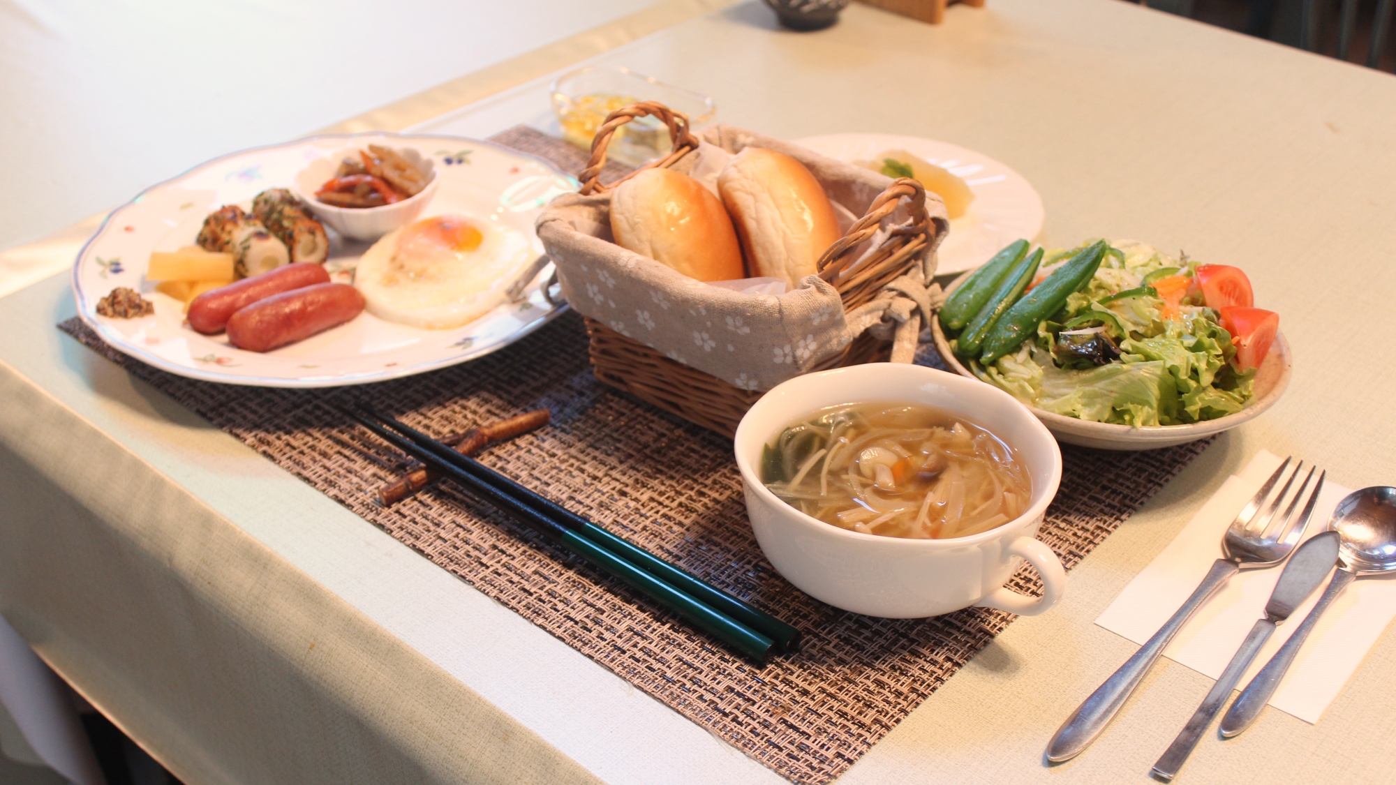 ＊朝食（一例）パン・スープ・サラダ・卵料理などが並ぶ洋朝食をご提供しています