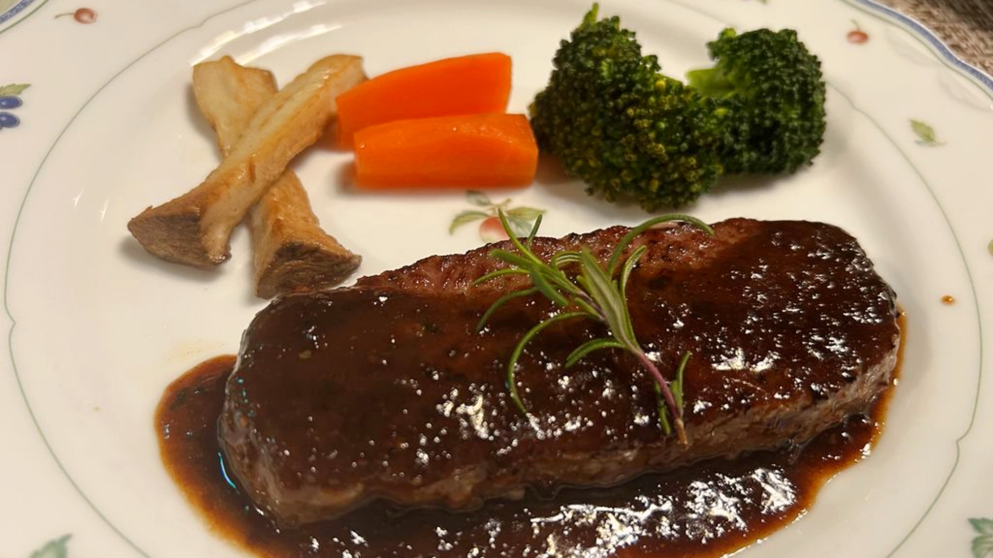 ＊夕食（一例）一押しの和牛ステーキ。特製ソースでお召し上がりください