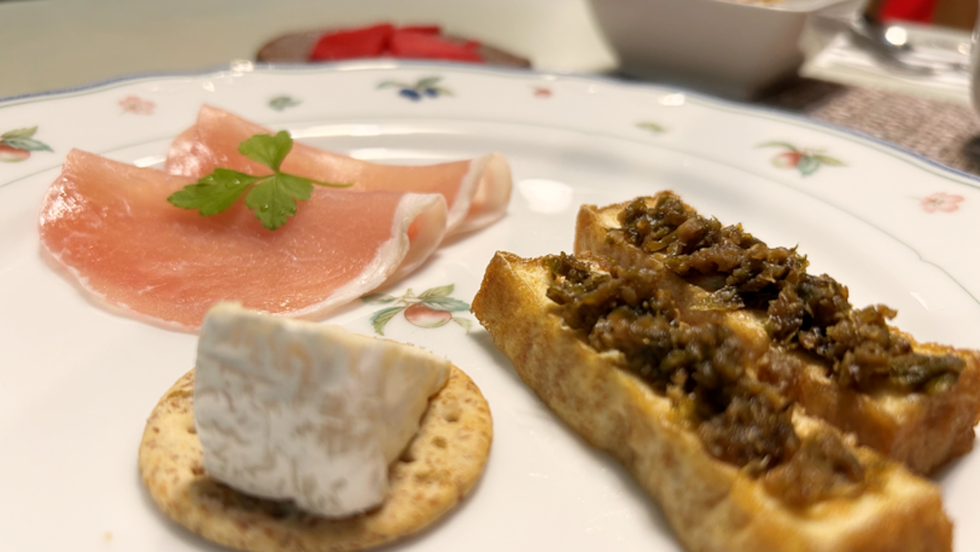 ＊夕食（一例）生ハムやチーズなどを前菜としてお出ししております