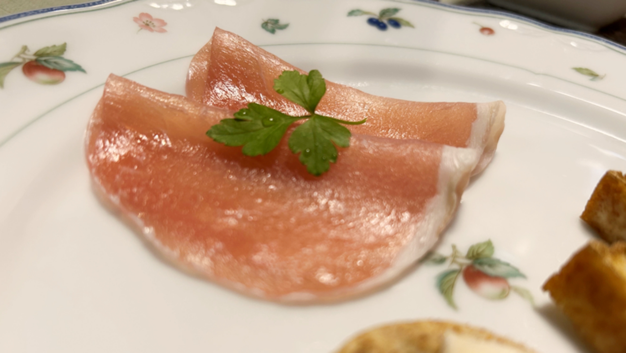 ＊夕食（一例）ワインに合う前菜の生ハム。ゆったりと夕食をお楽しみください