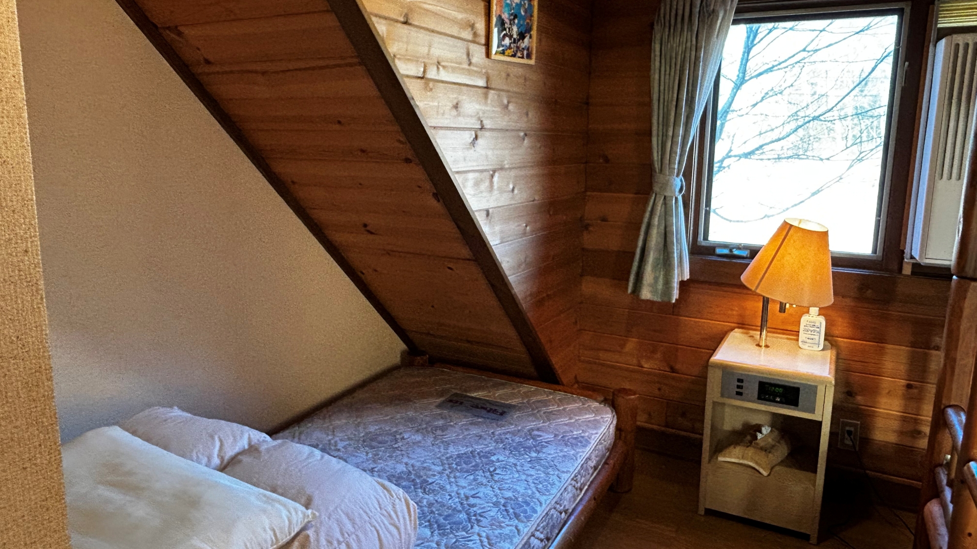 ＊洋室（一例）ベッドは屋根の下にございますので、頭を打たないようお気を付けください