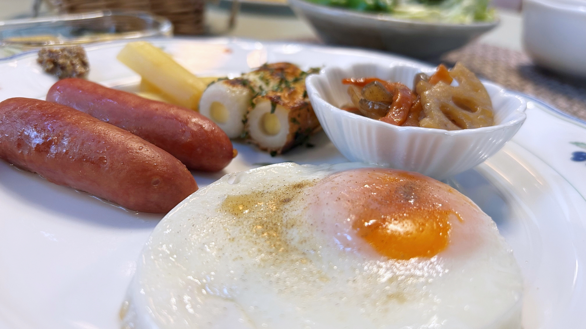＊朝食（一例）卵料理・ソーセージに加え、和のおかずが並ぶこともございます