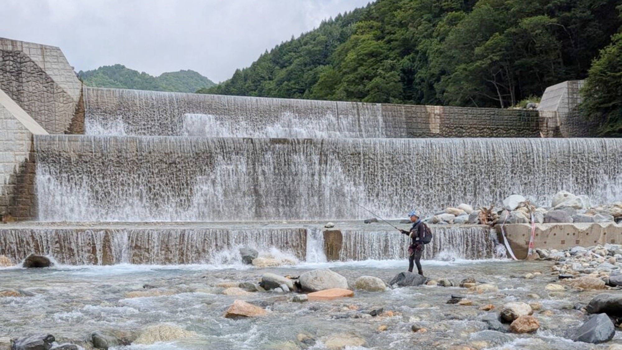 ＊フライフィッシング（一例）渓流釣りの無料ガイドでは、キャスティングやタイイングも丁寧に指導します