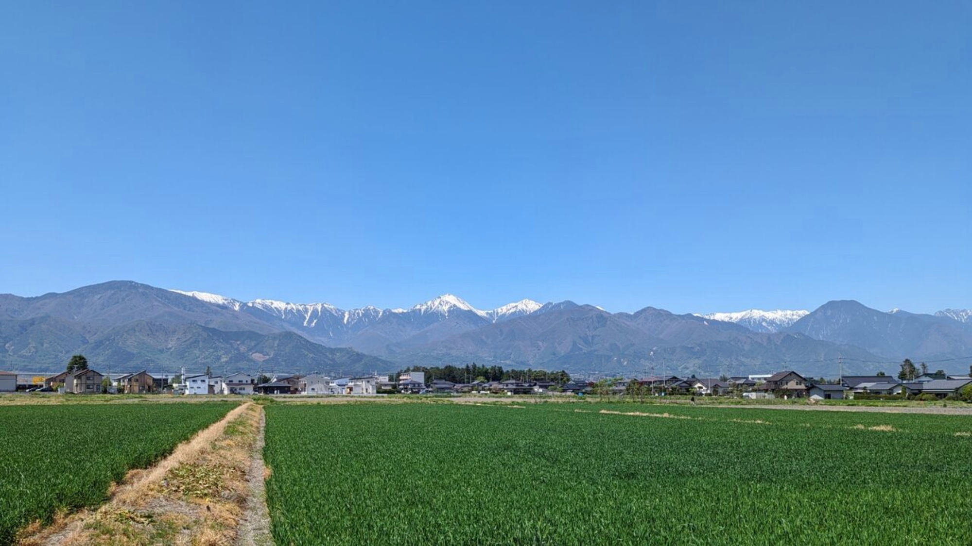 ＊周辺景色／5月頃ペンション周辺では、山頂に雪が残る北アルプスの景色を楽しめます
