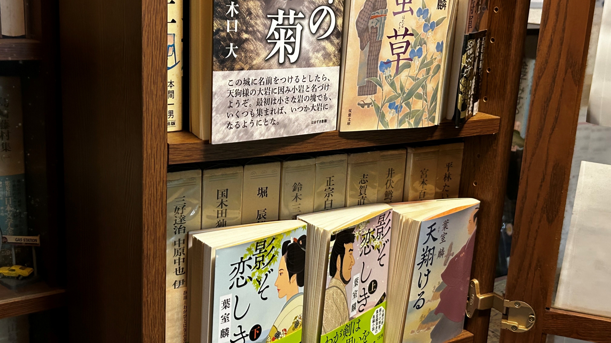 ＊本棚（一例）オーナーの趣味で集めた本は自由に閲覧可能です