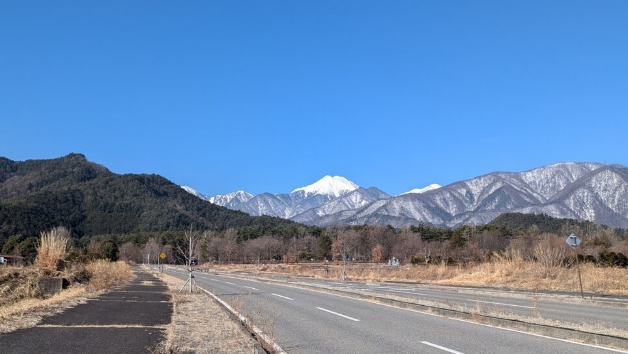 ＊周辺景色／2月頃ペンション周辺では、雪をかぶった常念岳を見ることができます