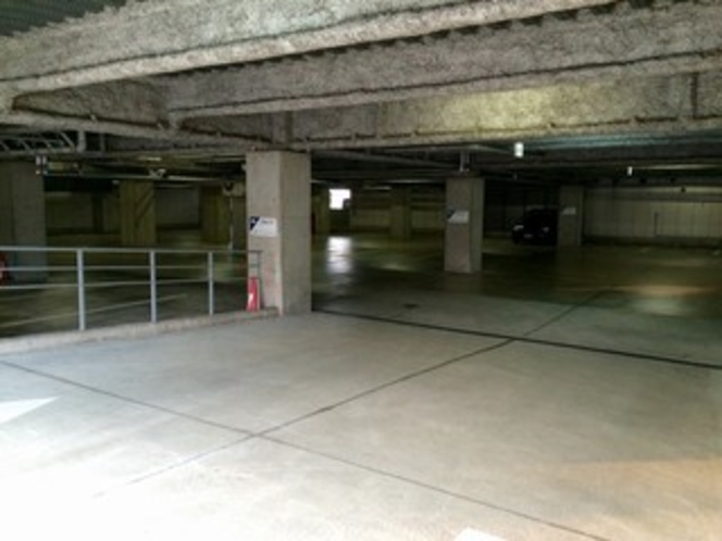 屋内駐車場（1階）